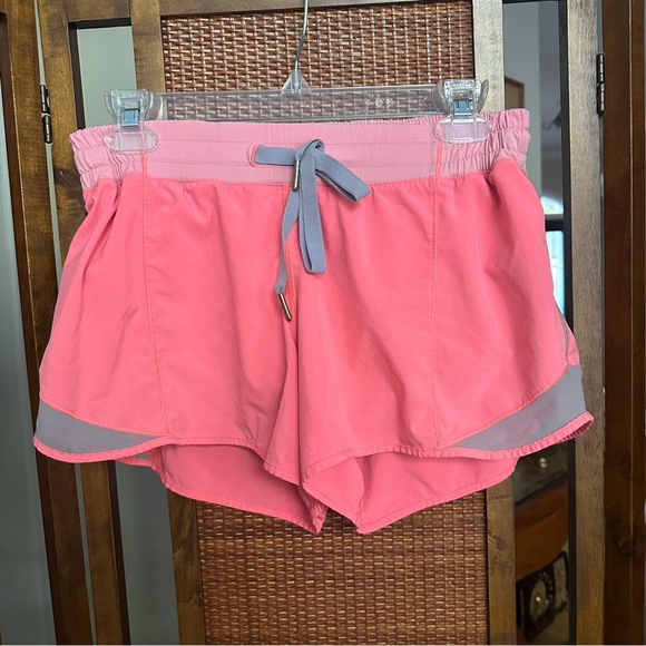 Lululemon Hotty Hot Short in flash light size 8 - Picture 1 of 4